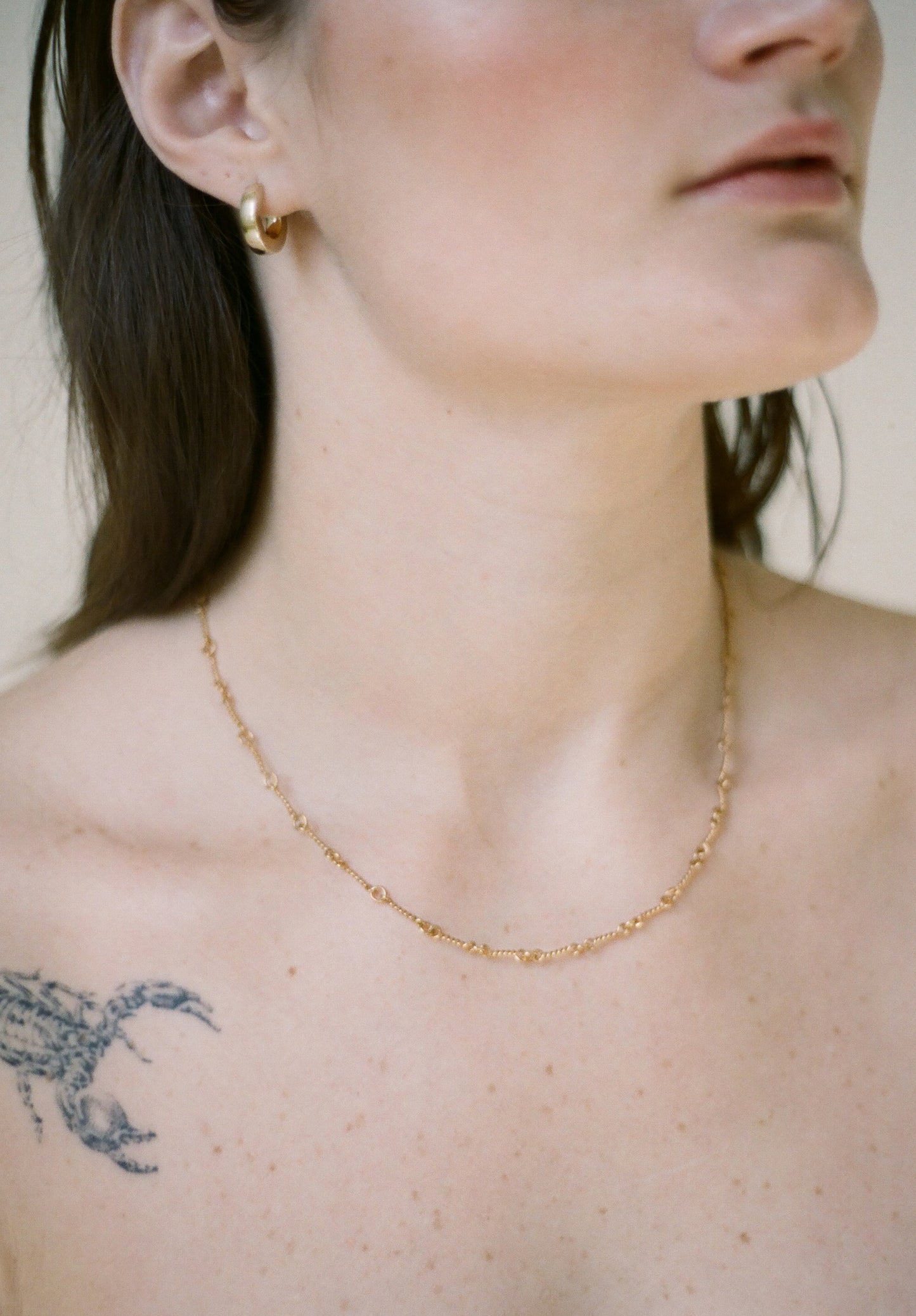 Model wearing Laura Lombardi gold Riccio Chain
